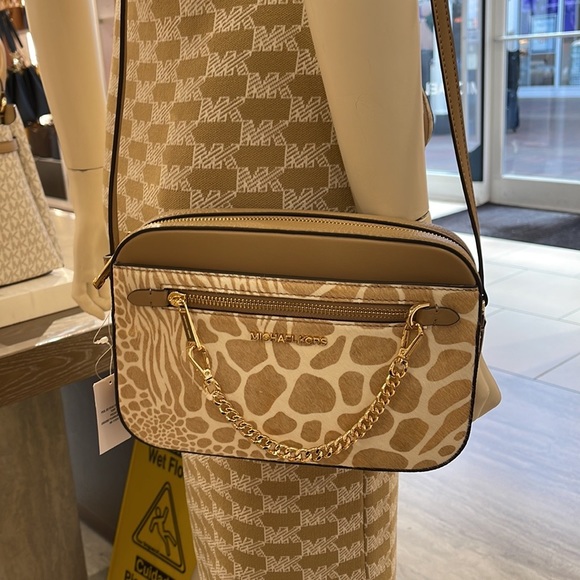 MICHAEL KORS JET SET LARGE EAST WEST ZIP POCKET CHAIN XBODY
CAMEL
NWT - Picture 8 of 16